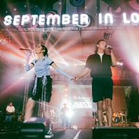 Melalui akun Instagramnya masing-masing, Rizky dan Mahalini memang kerap membagikan momen kebersamaan keduanya. Memiliki profesi yang sama, keduanya pun sering manggung bersama. Foto: Instagram/@rizkyfbian