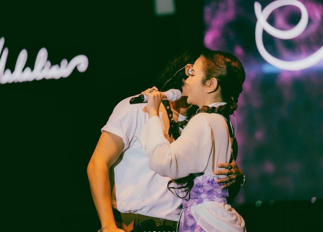 Ketika manggung bersama Mahalini dan Rizky Febian pun terlihat tak malu-malu lagi memamerkan kemesraannya. Mulai dari bergandengan tangan hingga berpelukan. Foto: Instagram/@rizkyfbian