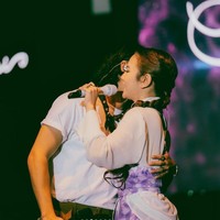 Ketika manggung bersama Mahalini dan Rizky Febian pun terlihat tak malu-malu lagi memamerkan kemesraannya. Mulai dari bergandengan tangan hingga berpelukan. Foto: Instagram/@rizkyfbian