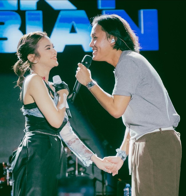 Tak hanya saat di atas panggung, kedua sejoli itu juga sering memamerkan kemesraan mereka di berbagai hal, seperti saat rekaman atau menghadiri sebuah event. Tak hanya mesra, Mahalini dan Rizky Febian juga selalu terlihat kompak. Foto: Instagram/@rizkyfbian