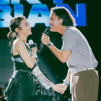 Tak hanya saat di atas panggung, kedua sejoli itu juga sering memamerkan kemesraan mereka di berbagai hal, seperti saat rekaman atau menghadiri sebuah event. Tak hanya mesra, Mahalini dan Rizky Febian juga selalu terlihat kompak. Foto: Instagram/@rizkyfbian