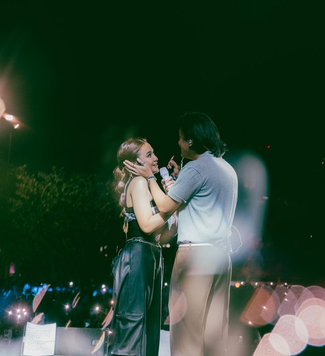 Namun rupanya gaya pacaran jebolan Indonesian Idol dan Rizky Febian itu malah dinilai kelewat mesra oleh netizen. “Kalau putus itu gimana ya pacaran terlalu bebas bgt,” komentar akun Instagram @yuniwaryani1. Walaupun demikian tak sedikit juga netizen yang mengidolakan hubungan Rizky dan Mahalini. Foto: Instagram/@rizkyfbian