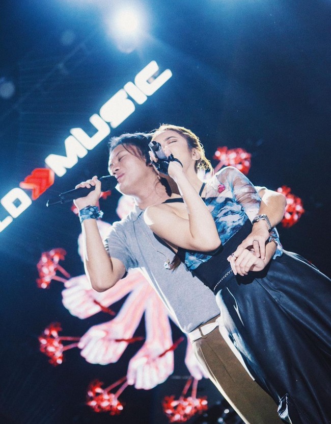 Bak pasangan yang sedang dimabuk asmara, Mahalini dan Rizky Febian memang terlihat selalu lengket seolah tak terpisahkan. Walaupun beberapa netizen tampak memberikan nyinyiran, namun tak sedikit juga yang mengaku gemas dan baper melihat gaya pacaran keduanya. Foto: Instagram/@mahaliniraharja