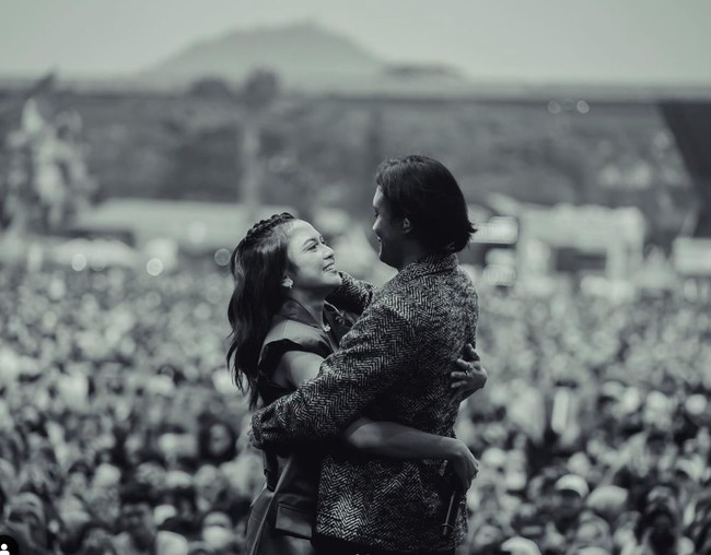 Kisah cinta Rizky Febian dan Mahalini juga sempat menjadi perbincangan karena keduanya menjalin hubungan beda keyakinan. Namun rupanya hal itu tidak menjadi penghalang bagi keduanya. Buktinya hingga saat ini Mahalini dan Rizky masih selalu terlihat romantis bersama. Foto: Instagram/@mahaliniraharja