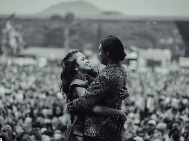 5 Chord dan Lirik Lagu Jatuh Cinta: Pandangan Pertama hingga Kesempurnaan Cinta