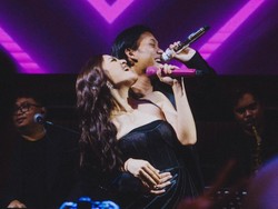 8 Gaya Rizky Febian & Mahalini Pamer Kemesraan di Atas Panggung, Curi Atensi