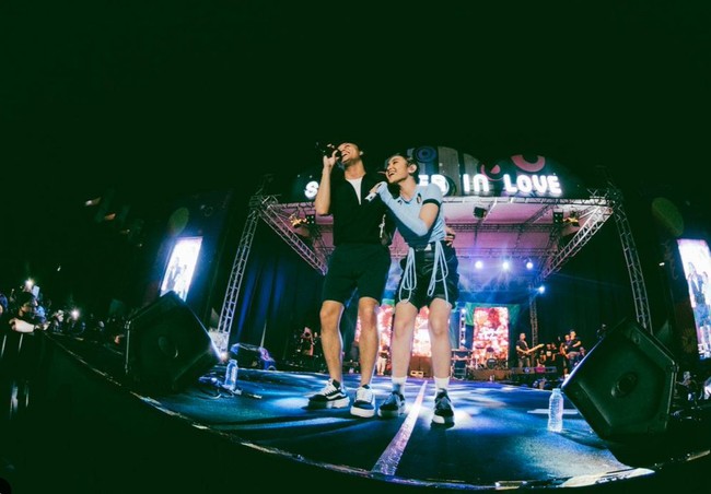 Gaya pacaran Rizky Febian dan Mahalini belakangan tengah mencuri atensi netizen. Kerap berpose berpelukan, keduanya dinilai netizen kelewat mesra. Foto: Instagram/@rizkyfbian