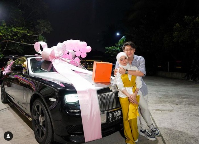 Rolls-Royce Ghost dari Rizky Billar untuk Lesti Kejora