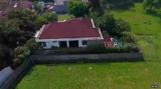 Inilah penampakan rumah Sania jika dilihat dari atas. Rumah dua lantai tersebut hadir dengan halaman belakang yang dilengkapi kolam renang.(Foto: YouTube/Trans7 Official)