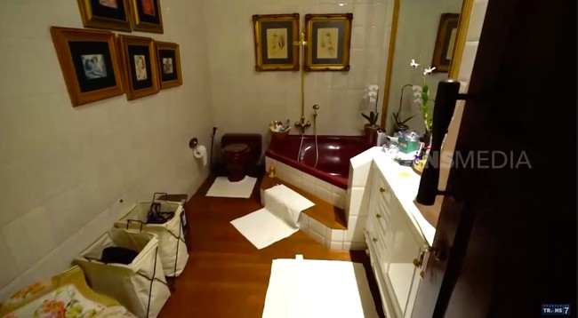Kamar mandi juga dibuat senyaman mungkin. Lantai kayu menciptakan atmosfer hangat. (Foto: YouTube/Trans7 Official)