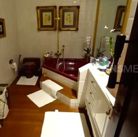 Kamar mandi juga dibuat senyaman mungkin. Lantai kayu menciptakan atmosfer hangat. (Foto: YouTube/Trans7 Official)