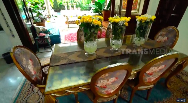 Meja makan formal ditata sedemikian rupa sehingga menghadap kolam renang. Jadi Sania bisa bersantap sambil menikmati halaman belakang. (Foto: YouTube/Trans7 Official)