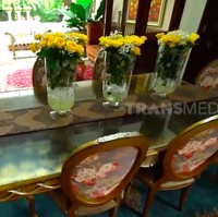 Meja makan formal ditata sedemikian rupa sehingga menghadap kolam renang. Jadi Sania bisa bersantap sambil menikmati halaman belakang. (Foto: YouTube/Trans7 Official)