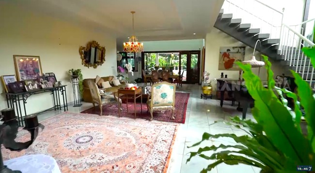 Dengan konsep yang terbuka, rumah pelantun Santai itu terlihat lebih lapang. (Foto: YouTube/Trans7 Official)