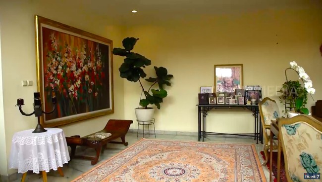 Kehadiran karpet khas Turki semakin mengentalkan suasana klkasik di rumah Sania. (Foto: YouTube/Trans7 Official)