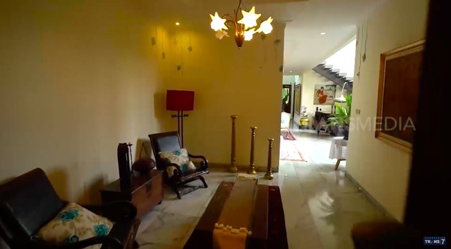 Aura klasik sudah terpancar dari interior-interior di area ruang tamu. (Foto: YouTube/Trans7 Official)