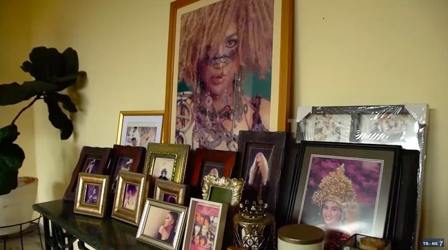 Foto-foto Sania pada masa keemasannya sebagai salah satu penyanyi R&B Tanah Air. Masih ada yang rambut keribonya yang khas? (Foto: YouTube/Trans7 Official)