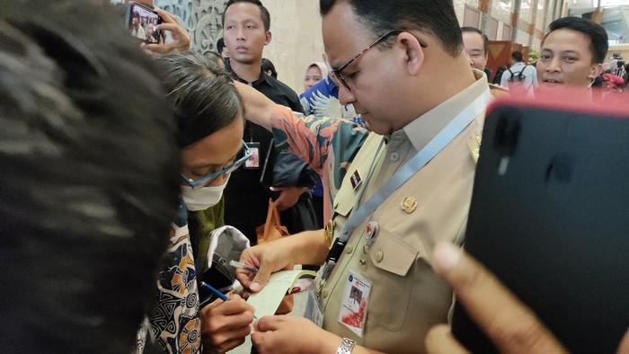 Ada momen menarik usai Gubernur DKI Jakarta, Anies Baswedan, menghadiri acara Pengarahan Presiden Joko Widodo (Jokowi). Seorang ibu-ibu tiba-tiba menghampiri Anies meminta beasiswa untuk anaknya.