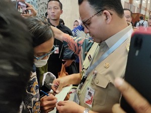 Saat Anies Dicegat Ibu-ibu yang Minta Beasiswa untuk Anaknya