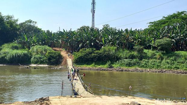 Sejumlah warga tengah membangun jembatan sesek penghubung Desa Gadingan, Kecamatan Mojolaban, Kabupaten Sukoharjo, dengan Kelurahan Sangkrah, Kecamatan Pasar Kliwon, Kota Solo, Kamis (29/9/2022).