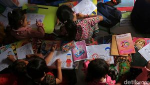 Semangat Anak Pemulung Belajar di Saung Baca Garpu