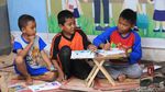 Semangat Anak Pemulung Belajar di Saung Baca Garpu