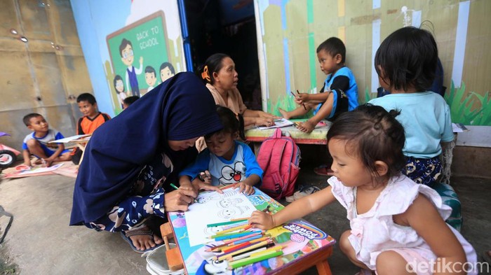 Semangat Anak Pemulung Belajar di Saung Baca Garpu Saung Baca Garpu di kawasan TPU Pondok Kelapa, Jakarta Timur, jadi tempat anak-anak pemulung menuntut ilmu. Dengan segala keterbatasan, mereka semangat belajar.