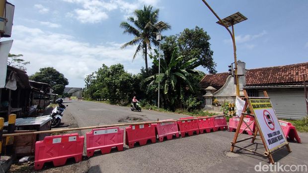Suasana di sekitar Jembatan Glagah, Kulon Progo, DIY, yang ditutup gegara ambles, Kamis (29/9/2022).
