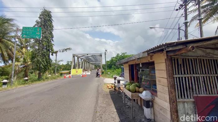 Suasana di sekitar Jembatan Glagah, Kulon Progo, DIY, yang ditutup gegara ambles, Kamis (29/9/2022).
