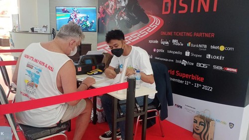 Suasana gerai penjualan tiket WSBK di Epicentrum Mall Kota Mataram, Kamis (29/9/2022). (Foto: Ahmad Viqi/detikBali)