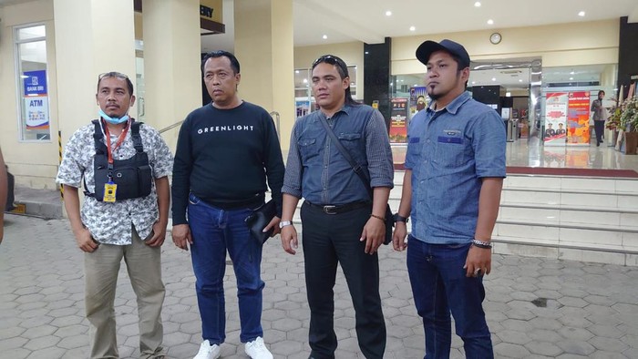 Subheki (kaus hitam) yang mengalami teror penembakan misterius di Kajen Pekalongan, bersama rekannya mendatangi Polda Jateng, Semarang, Rabu (28/9/2022).