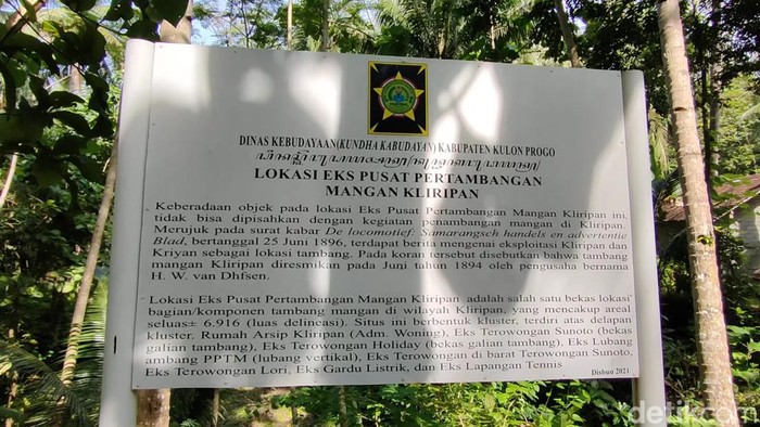 Sukiman menunjukkan bekas lubang pertambangan mangan di Kliripan, Hargorejo, Kokap, Kulon Progo, Kamis (29/9/2022).