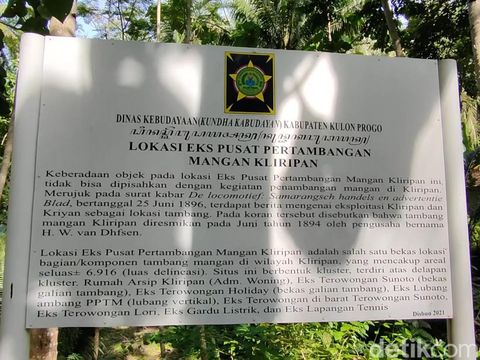 Sukiman menunjukkan bekas lubang pertambangan mangan di Kliripan, Hargorejo, Kokap, Kulon Progo, Kamis (29/9/2022).