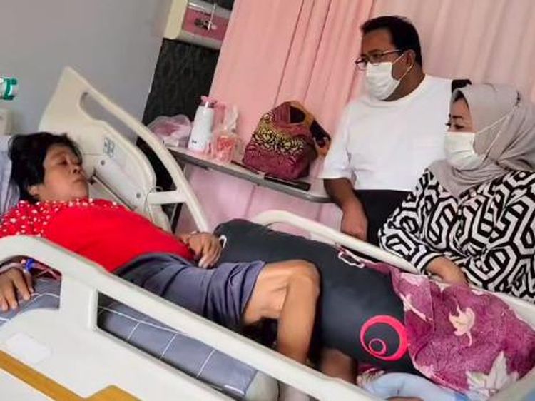 Tampak Kurus, 6 Potret Suti Karno Jalani Perawatan di RS