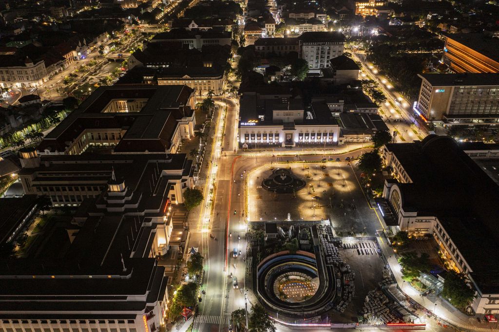 Foto udara kawasan Kota Tua, Jakarta, Rabu (28/9/2022). Pemerintah Kota Jakarta Barat menargetkan kawasan wisata Kota Tua Jakarta bersih dari aktivitas pedagang kaki lima (PKL) dengan merelokasi PKL ke lokasi binaan yaitu Kota Intan dan bangunan lama milik Kemenkeu yang jaraknya beberapa ratus meter dari kawasan tersebut, dan saat ini terdapat 415 pedagang yang mendaftar untuk berjualan di lokasi binaan tersebut. ANTARA FOTO/Galih Pradipta/rwa.