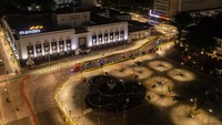 Pemerintah Kota Jakarta Barat menargetkan kawasan wisata Kota Tua Jakarta bersih dari aktivitas pedagang kaki lima (PKL) dengan merelokasi PKL ke lokasi binaan yaitu Kota Intan dan bangunan lama milik Kemenkeu yang jaraknya beberapa ratus meter dari kawasan tersebut, dan saat ini terdapat 415 pedagang yang mendaftar untuk berjualan di lokasi binaan tersebut.  