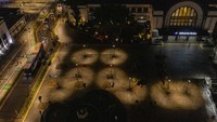 Saat malam hari, lampu-lampu di Kota Tua akan menyala temaram. Jika dilihat dari udara, bak kembali ke masa-masa lalu.