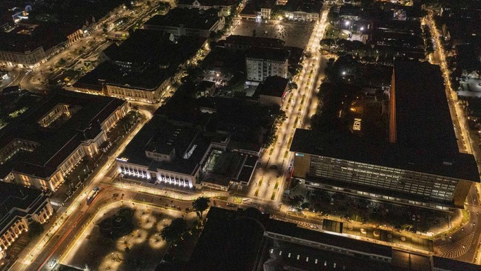 Foto udara kawasan Kota Tua, Jakarta, Rabu (28/9/2022). Pemerintah Kota Jakarta Barat menargetkan kawasan wisata Kota Tua Jakarta bersih dari aktivitas pedagang kaki lima (PKL) dengan merelokasi PKL ke lokasi binaan yaitu Kota Intan dan bangunan lama milik Kemenkeu yang jaraknya beberapa ratus meter dari kawasan tersebut, dan saat ini terdapat 415 pedagang yang mendaftar untuk berjualan di lokasi binaan tersebut. ANTARA FOTO/Galih Pradipta/rwa.
