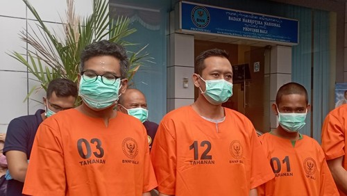 Tiga orang pengedar narkoba jenis ganja jaringan Medan-Denpasar ditangkap BNNP Bali. (I Wayan Sui Suadnyana/detikBali)
