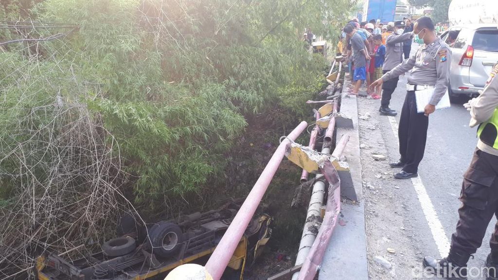 Truk Ditumpangi Joko Widodo Tercebur ke Sungai di Ngawi