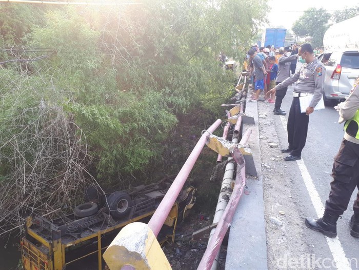Truk di Ngawi mengalami laka tunggal dan tercebur di sungai