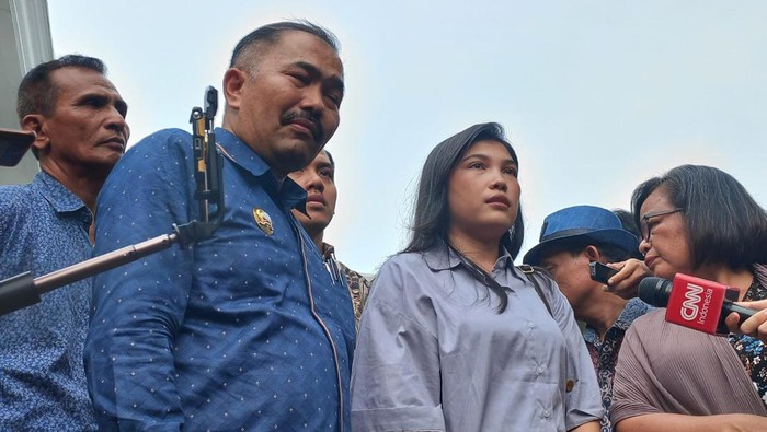 Vera Simanjuntak kekasih Brigadir J (kemeja abu-abu)/(Anggi-detikcom)