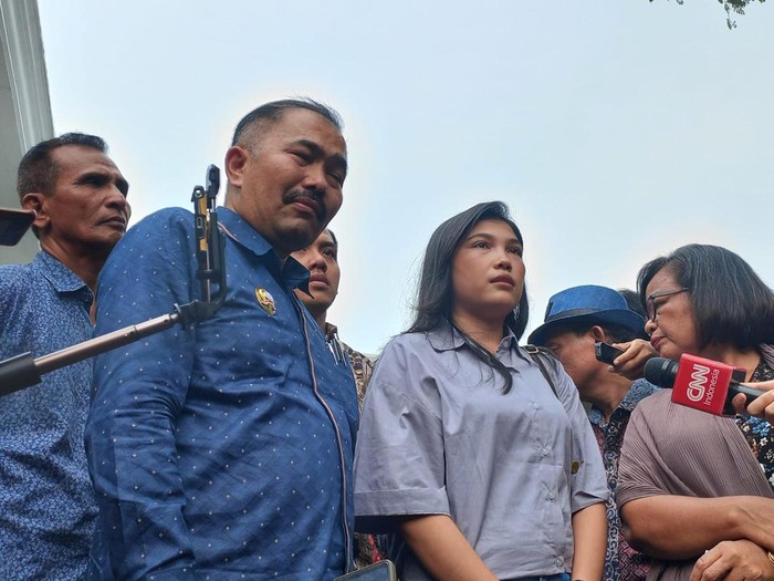 Vera Simanjuntak kekasih Brigadir J (kemeja abu-abu)/(Anggi-detikcom)