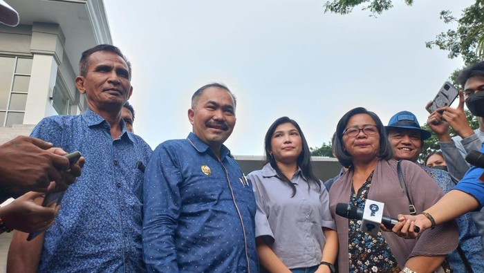 Vera Simanjuntak kekasih Brigadir J (kemeja abu-abu)/(Anggi-detikcom)