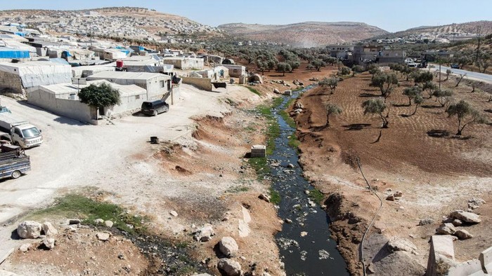 Wabah Kolera di Suriah Several cases of cholera were recorded in northwestern Syria, where pictures show pools of contaminated water in front of tents for the displaced in the town of Kafr Losin in Idlib governorate, northeastern Syria, on September 28, 2022. Cholera is generally contracted from contaminated food or water and spreads in residential areas that lack proper sewerage networks or mains drinking water. (Photo by Rami Alsayed/NurPhoto via Getty Images)