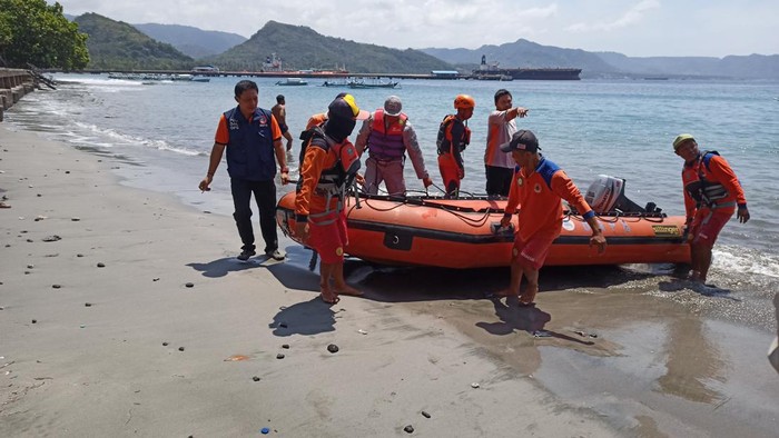 Tim gabungan saat melakukan proses pencarian terhadap korban hilang di sekitar pantai Blue Lagoon, Padangbai