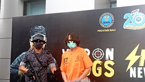WNA pemilik kewarganegaraan Inggris dan Australia kemas heroin pakai kondom dimasukkan ke dubur ditangkap di Bali.