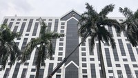 Petugas mengoperasikan telescopic crane untuk melakukan perawatan pohon peneduh jalan di Jl Pintu Satu Senayan, Jakarta, Kamis (29/9/2022).