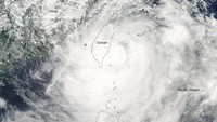 Lanjut, ada Topan Morakot yang menempati posisi ke-8 badai terbesar. Topan dengan kategori 1 ini memiliki diameter mencakup 1.200 km persegi pada tahun 2009. Taiwan menjadi yang terparah imbas hantaman topan ini. Dok. earthobservatory.nasa.gov