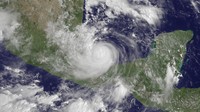 Berikutnya, diposisi ke-7 ada Badai Karl dengan tipe kategori 3. Badai ini merupakan siklon tropis yang merusak Meksiko. Diameter topan ini mencapai 1.255 km persegi. Getty Images